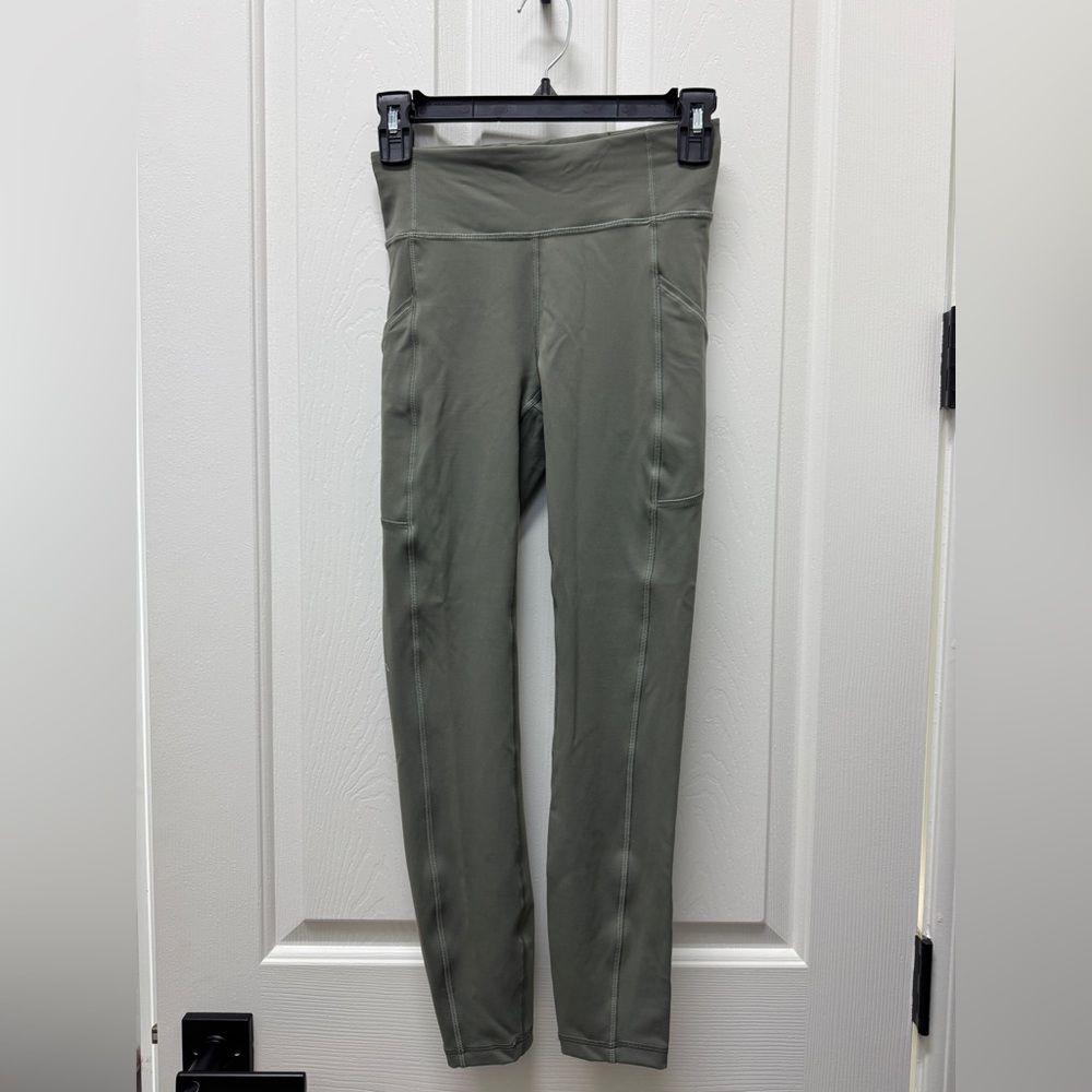 Lululemon Invigorate Grey Sage
Tight